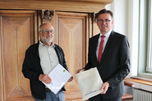 Ein Urgestein unter den Naturschutzbeauftragten: Werner Vonhoff (links) wurde jetzt nach 30 Jahren Tätigkeit vom Landrat verabschiedet.