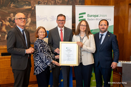 Preisverleihung in der Villa Reitzenstein. V.l.n.r.: Prof. Dr. Alexis von Komorowski (Hauptgeschäftsführer Landkreistag Baden-Württemberg), Evelyne Gebhardt (Landesvorsitzende Europa-Union Baden-Württemberg), Landrat Dr. Joachim Bläse, Wirtschafts- und Europabeauftragte Andrea Hahn, Florian Hassler (Staatssekretär für politische Koordinierung, Europa und Internationales und Präsident der Europäischen Bewegung Baden-Württemberg)