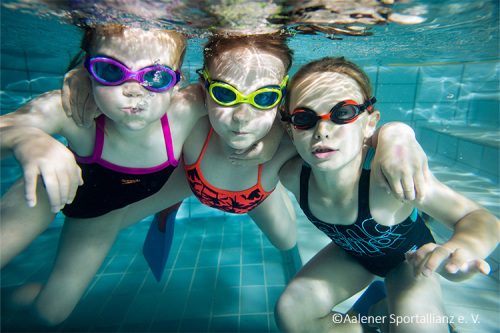 Sprung ins Wasser: Kinder erhalten kostenlose Schwimmkursgutscheine