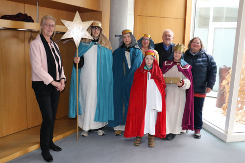 V. l.: Erste Landesbeamtin Gabriele Seefried, Aaron, Lukas, Maria Eßeling (Familienreferentin), Johann (vorne mit rotem Gewand), Pfarrer Wolfgang Sedlmeier, Tabea und Ingrid Staudenecker (Kirchengemeinderätin St. Maria)