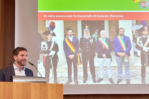 Bürgermeister Danyel Atalay berichtete über die 25-jährige kommunale Partnerschaft zwischen Kirchheim am Ries und der italienischen Stadt Solarolo.