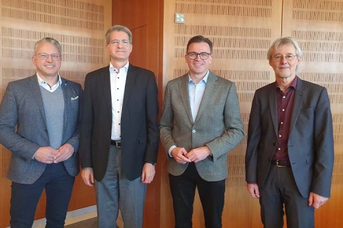V. l. n. r.: Verkehrsdezernent Thomas Wagenblast, Arne Behrens, Landrat Dr. Joachim Bläse und Paul-Gerhard Maier