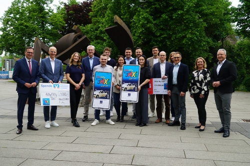 Auf dem Bild zu sehen v. l. n. r.: Landrat Dr. Jaochim Bläse, Kurt Abele (Volksbanken und Raiffeisenbanken Ostalb), Evelin Mendel (Carl Zeiss AG), Xaver Metzger (Franz Traub sen. Stiftung), Yaron Jakobschy (SHW Storage & Handling Solutions GmbH), Lukas Baumhauer (Baumhauer Metzgerei & Partyservice), Ann-Kristin Rossaro (Rossaro Bauunternehmung GmbH u. Co. KG), Amar Sehic (Gebrüder-Heiner-Stiftung), Michael Sitter (HENSOLDT Optronics GmbH), Leonie Ebert (Assistentin im Geschäftsbereich Nachhaltige Mobilität), Marcel Kölbl (TSO Sicherheitssysteme GmbH), Michael Hirsch (Kreissparkasse Ostalb), Viola Zivicnjak (miro-concept GmbH), Bernd Mayer (HENSOLDT Optronics GmbH) Simone Rettenmaier (Fachbereichsleiterin Personenbeförderung im Geschäftsbereich Nachhaltige Mobilität) und Thomas Wagenblast (Leiter Dezernat VII Ordnung, Verkehr und Veterinärwesen)
