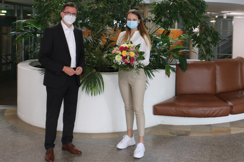 Mit Freude und Stolz überreichte Landrat Dr. Joachim Bläse als Dankeschön für die tolle Leistung einen Blumenstrauß an Anna-Lena-Hartmann.
