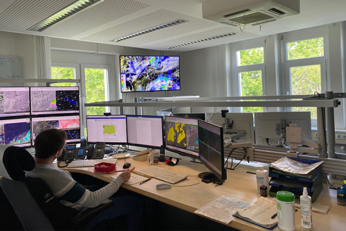 Der Meteorologe vom Dienst an seinem Arbeitsplatz