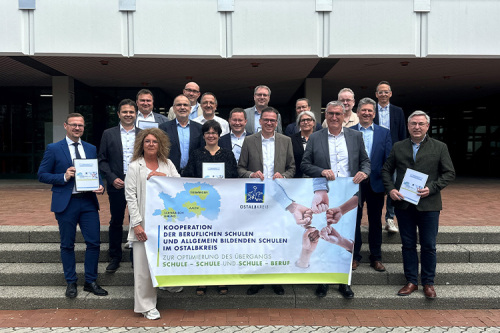 Landrat Dr. Joachim Bläse (vorne Mitte) und Schuldezernent Karl Kurz (vorne, 2. v. r.) mit der Schulleitung und den Kooperationspartnern des Kreisberufsschulzentrums Ellwangen.