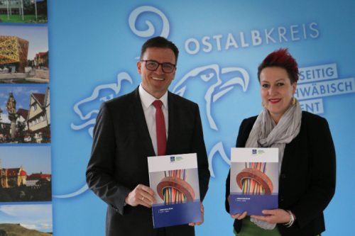 Landrat Dr. Joachim Bläse und Manuela Rathgeb, die Organisatorin des Jubiläumsjahres, präsentieren die neue Broschüre.