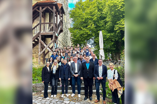 Die Delegation aus Satu Mare mit (erste Reihe v. r.) Ines Mangold-Walter, Landrat Dr. Joachim Bläse, Kreisratsvorsitzendem Csaba Pataki und Kreiskämmerer Karl Kurz auf der Burg Niederalfingen.