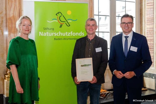  V. l. n. r.: Umweltministerin Thekla Walker, Preisträger Peter Müller-Krejcir und Landrat Dr. Joachim Bläse
