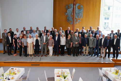 Zu sehen sind Landrat Dr. Joachim Bläse (7. v. l.) mit Landrat a. D. Klaus Pavel (9. v. l.) sowie ehemaligen Kreisrätinnen, Kreisräten, Bürgermeisterinnen und Bürgermeistern des Ostalbkreises.