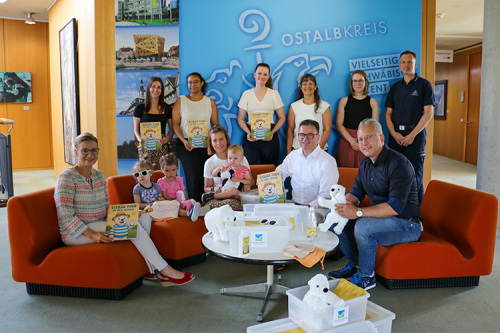 Vordere Reihe, sitzend, von links: Petra Weber (Leitung Resilienzzentrum), Kindergartenkinder des OstalbTiger, Anna Blesch (Leiterin OSTALB-TigeR), Landrat Dr. Joachim Bläse und Dezernent Thomas Wagenblast. Hintere Reihe, stehend, von links: Amelie Funk und Sandrin Gienger (Studentinnen PH Schwäbisch Gmünd), Verena Schmidt (akademische Mitarbeiterin PH Schwäbisch Gmünd - Abteilung Forschungsmethoden in der Gesundheitsförderung und Prävention), Sabrina Günther (Projektkoordination Resilienzzentrum), Sarah Maier (Praktikantin Resilienzzentrum) und Kreisbrandmeister Andreas Straub