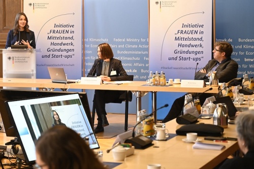 Dr. Katarzyna Haverkamp (Mitte) von der Stabsstelle Wirtschaftsförderung des Ostalbkreises moderierte einen Workshop zur Erarbeitung des nun vorgestellten Aktionsplans. Bild: ©BMWK / Andreas Mertens 