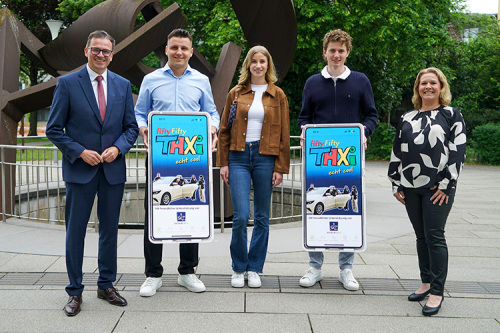 Auf dem Bild zu sehen v. l. n. r.: Landrat Dr. Joachim Bläse, Amar Sehic (Gebrüder-Heiner-Stiftung), Viola Zivicnjak (miro-concept GmbH), Lukas Baumhauer (Baumhauer Metzgerei & Partyservice) und Simone Rettenmaier (Fachbereichsleiterin Personenbeförderung im Geschäftsbereich Nachhaltige Mobilität) 
