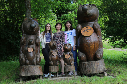 Nathaliia Hlushchenko (Mitte) mit ihren Töchtern Anna (links) und Vira (rechts)