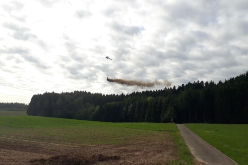 Das Foto zeigt die Kalkausbringung mit dem Hubschrauber