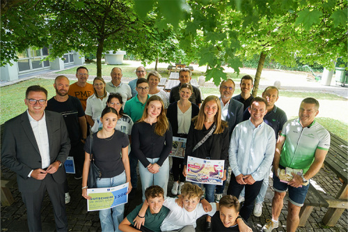 Landrat Dr. Joachim Bläse (links) mit den geehrten Teilnehmenden und Kommunen bei der Siegerehrung STADTRADELN 2025 am 23. Juli.