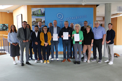 Landrat Dr. Joachim Bläse (2. v. l.) übergab gemeinsam mit Vereins-, Verbands- und Kommunalvertretern das Forderungspapier an die Landtagsabgeordneten (Mitte, v. l.) Tim Bückner, Winfried Mack und Martina Häusler.