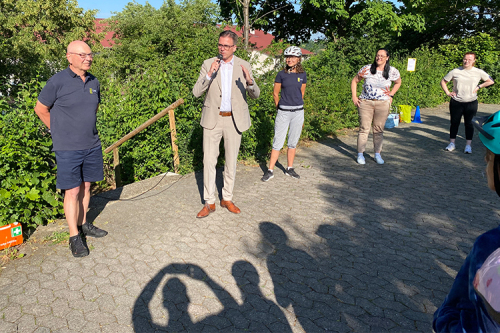 Landrat Dr. Bläse (Mitte) begrüßt in Wasseralfingen bei der Aktion RadHelden@School gemeinsam mit WRSV-Präsident Klaus Maier (links).