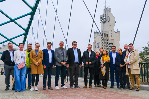 Die Delegation vor dem Kreisgebäude in Satu Mare (v.l.n.r.: Siegfried Gstöttner, Lacrima Istrăuan, Gergely Butka, Marta Kinal, Christoph Hald, Karl Kurz, Präsident Csaba Pataki, Landrat Dr. Joachim Bläse, Sigrid Heusel, Christian Krüger, Lenuța Cornea, Armin Kiemel, Dr. Doris Pfleiderer, Kai Niedziella und Dr. Laurentiu Grecu