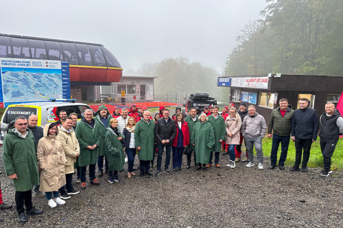 Die Vertreterinnen und Vertreter der beiden Delegation mit der Salvamont Satu Mare vor dem neu erbauten Ski-Lift. Links neben Landrat Dr. Joachim Bläse: Ioan Tibil, Präfekt des Kreises Satu Mare