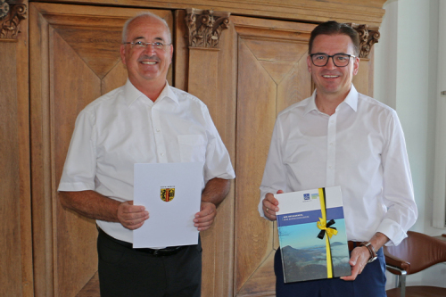 Landrat Dr. Joachim Bläse (rechts) gratulierte Wolfgang Hofer zum 25-jährigen Jubiläum als Bürgermeister von Essingen.<br />
<br />
