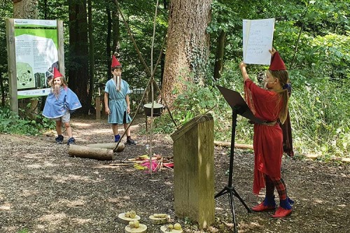 Die Waldschaukel - Grundschulkinder inszenieren Theaterstück im Wald, an dem sie selbst mitgeschrieben haben