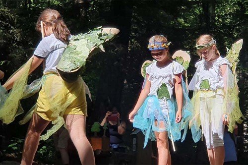 Die Waldschaukel - Grundschulkinder inszenieren Theaterstück im Wald, an dem sie selbst mitgeschrieben haben