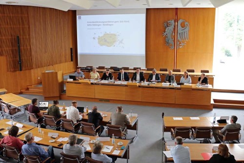 Landrat Dr. Joachim Bläse (Mitte) begrüßte zum Scoping-Termin im Großen Sitzungssaal des Landratsamts Ostalbkreis in Aalen