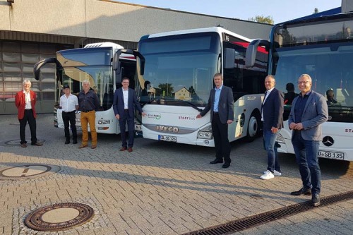 Landrat Dr. Joachim Bläse (links vor mittleren Bus) und Abt-Geschäftsführer Christian Abt (rechts vor mittlerem Bus) präsentieren die neu designten Busse im Beisein von OstalbMobil-Geschäftsführer Paul-Gerhard-Maier (l.) und Verkehrsdezernent Thomas Wagenblast (r.)