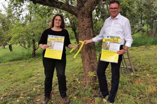  Bürgermeisterin Marita Funk und Landrat Dr. Joachim Bläse bringen das erste gelbe Band an