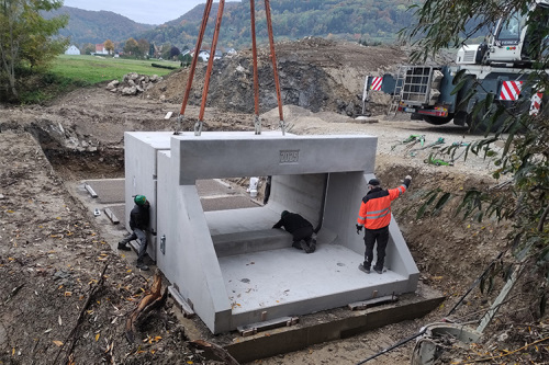 Ein neuer Durchlass wird im Rahmen der Flurneuordnung in die Lauter eingebracht. dischFlurneuordnung Mögglingen (B 29): Brückenbau markiert Beginn der Bauphase
