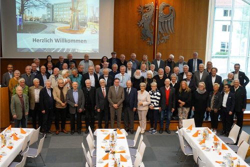 Ehemalige Kreispolitikerinnen und -politiker trafen sich zum Austausch im Landratsamt Ostalbkreis in Aalen mit Landrat Dr. Joachim Bläse und Alt-Landrat Klaus Pavel.  dischEhemalige Bürgermeister und Kreistagsmitglieder zu Gast im Kreishaus