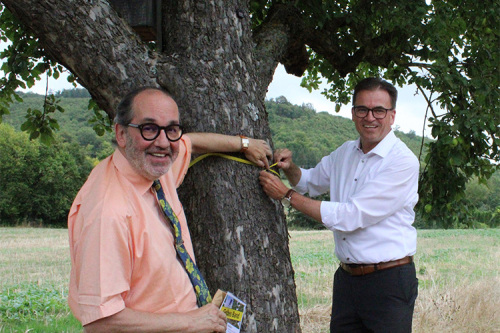 Landrat Dr. Joachim Bläse und Bürgermeister Peter Traub bringen in Oberkochen das erste gelbe Band an