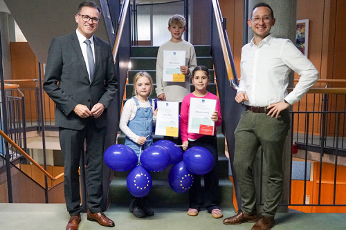 V.l.: Landrat Dr. Joachim Bläse, Leonie Bosch, Henri Gloning, Johanna Enßling und Adrian Schilde, Leiter der Bildungsregion dischEuropäischer Wettbewerb - Landrat prämiert Gewinnerinnen und Gewinner der Luftballon-Weitflugaktion