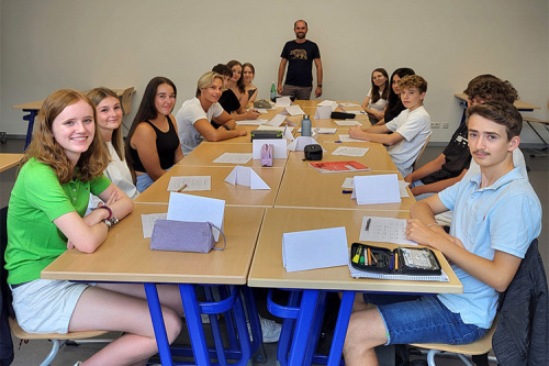 Schülerinnen und Schüler, die sich dazu entschieden haben, erste Einblicke in ihre künftige Schule zu erhalten.