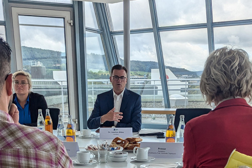 Landrat Dr. Joachim Bläse beim Pressegespräch zur Halbzeit-Bilanz