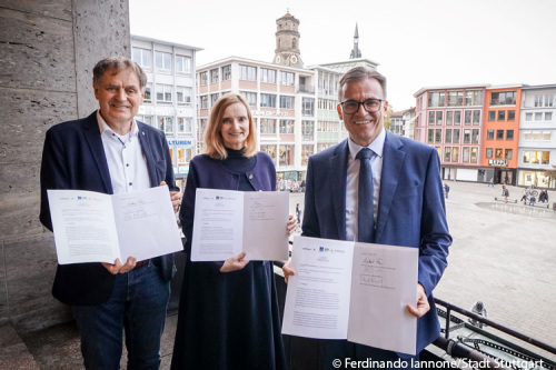 Die Bürgermeisterin für Jugend und Bildung, Isabel Fezer (Mitte), hat am 29. Oktober 2025 gemeinsam Dr. Joachim Bläse (re.), Landrat des Ostalbkreises, und Richard Arnold (li.), Oberbürgermeister der Stadt Schwäbisch Gmünd, die Kooperationsvereinbarung im Festraum des Stuttgarter Rathauses unterzeichnet. (Foto: F. Iannone/Stadt Stuttgart) dischSchulverband Landesgymnasium für Hochbegabte Schwäbisch Gmünd und Stadt unterzeichnen Kooperationsvereinbarung zur Förderung Hochbegabter