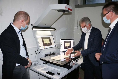 Kreisarchivar Uwe Grupp (links) und Armin Teuchert (Mitte) zeigen Landrat Dr. Bläse die Einsatzmöglichkeiten des neuen Scanners.
