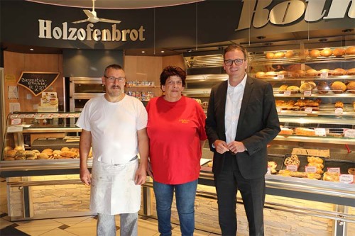 Landrat Dr. Bläse (rechts) machte sich vor Ort in der Essinger Bäckerei von Günter und Annette Roth ein Bild von den Auswirkungen der gestiegenen Rohstoff- und Energiepreise.