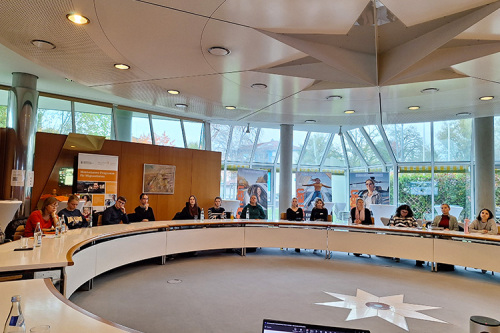 dischVon Care zu Cash – Mut zur finanziellen Selbstbestimmung: Finanzbildung geht alle an!