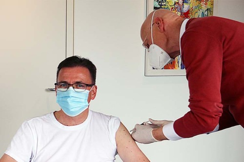 Prof. Dr. Ulrich Solzbach impft Landrat Dr. Joachim Bläse gegen Influenza, die 