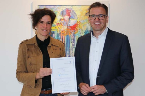 Freuen sich über die Anerkennung der Gleichstellungspolitik des Kreises:<br />
(V. l.) Carmen Venus und Landrat Dr. Joachim Bläse