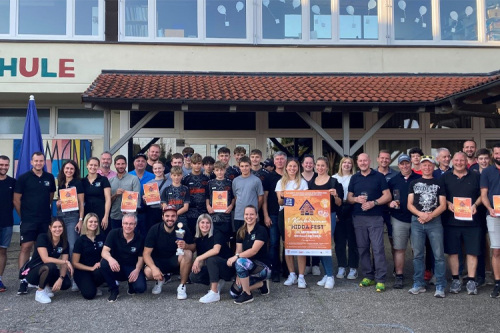 Die Teams der Dorfolympiade beim „1. Kirchheimer Hidda Fest“ vor der Alemannenschule 