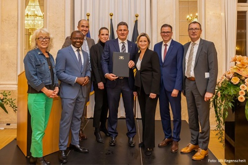 dischEhrensenator Bernd Richter aus Heubach erhält Wirtschaftsmedaille des Landes