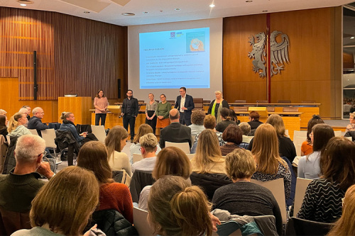 Bei der Podiumsdiskussion: (v.l.n.r.) Prof. Dr. Heike Eschenbeck, Dr. Jens Retzlik, Dipl.-Psych. Verena Wespel, Landrat Dr. Joachim Bläse und Jutta Hendrischke