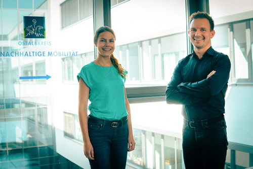Anja Henning (Koordinatorin für Mobilitätsstationen) und Lukas Dreher (Fachbereichsleiter im Amt für Nachhaltige Mobilität) - Foto: KEA-BW/WMM