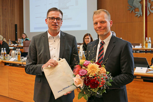 Landrat Dr. Joachim Bläse (links) gratuliert Christoph Rieß zur Wahl zum Vorstandsvorsitzenden der Kliniken Ostalb
