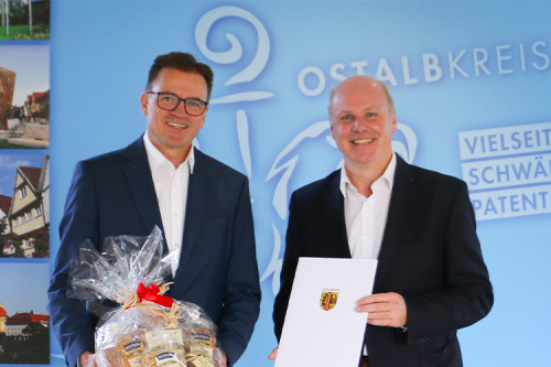 Landrat Dr. Bläse (links) gratuliert Bürgermeister Michael Rembold (rechts) zu 40 Jahre im öffentlichen Dienst.