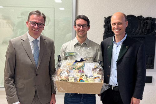  Foto: Landratsamt Ostalbkreis<br />
 V. l.: Landrat Dr. Joachim Bläse, Manuel Meder und Forstdezernent Jens-Olaf Weiher