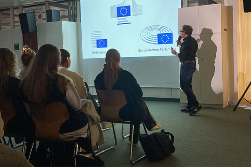 Multimedialer DOKULIVE-Vortrag nimmt Schülerinnen und Schüler auf eine Reise ins EU-Parlament mit